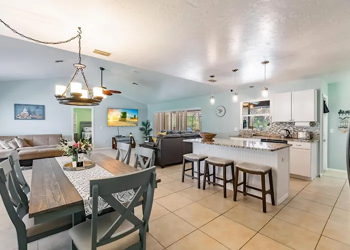 Sunny Oasis Getaway -Heated Pool-Mini Golf-Near Beach