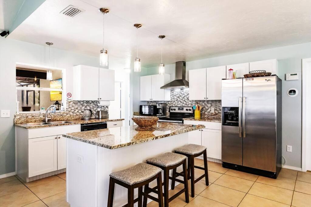 Sunny Oasis Getaway -heated Pool-mini Golf-near Nokomis