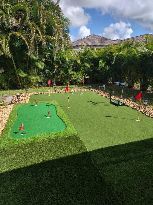 Sunny Oasis Getaway -heated Pool-mini Golf-near Holiday home