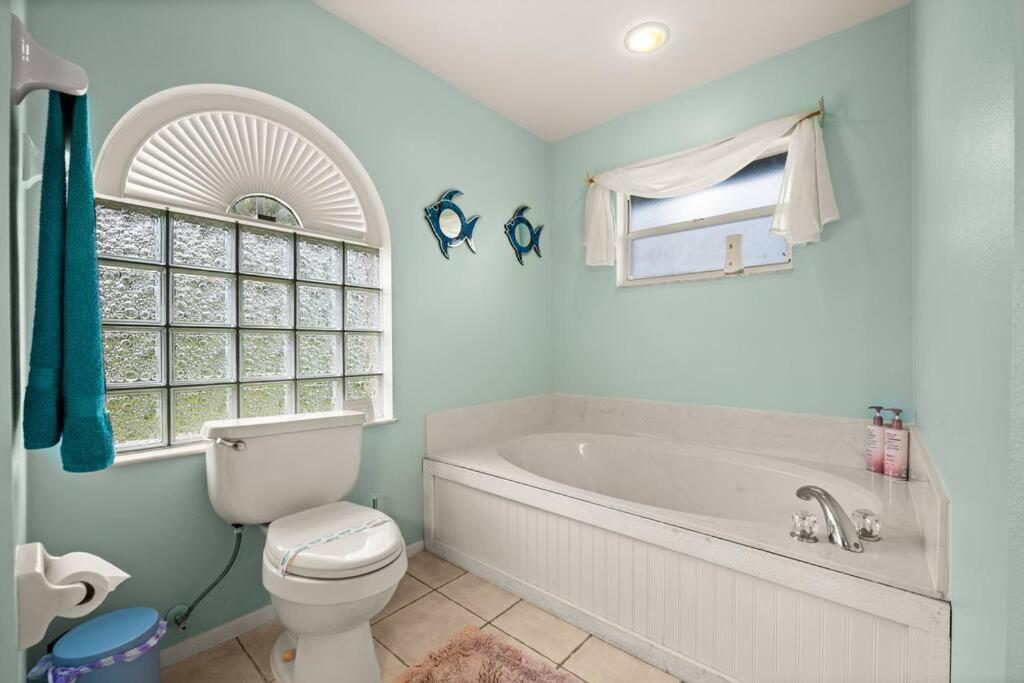 Sunny Oasis Getaway -heated Pool-mini Golf-near *