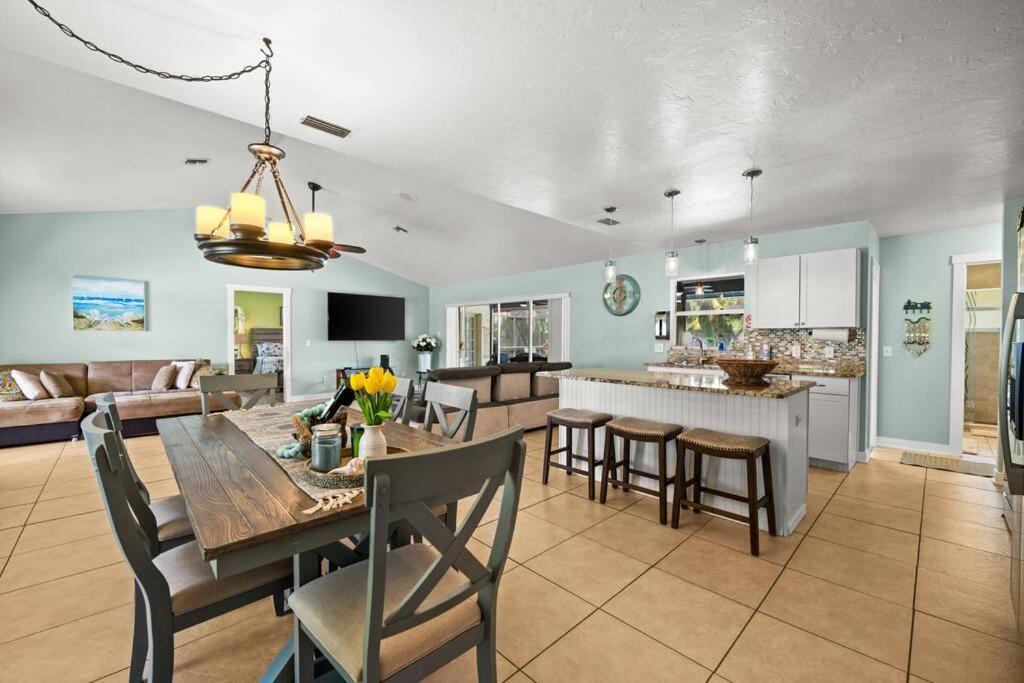 Sunny Oasis Getaway -heated Pool-mini Golf-near Nokomis