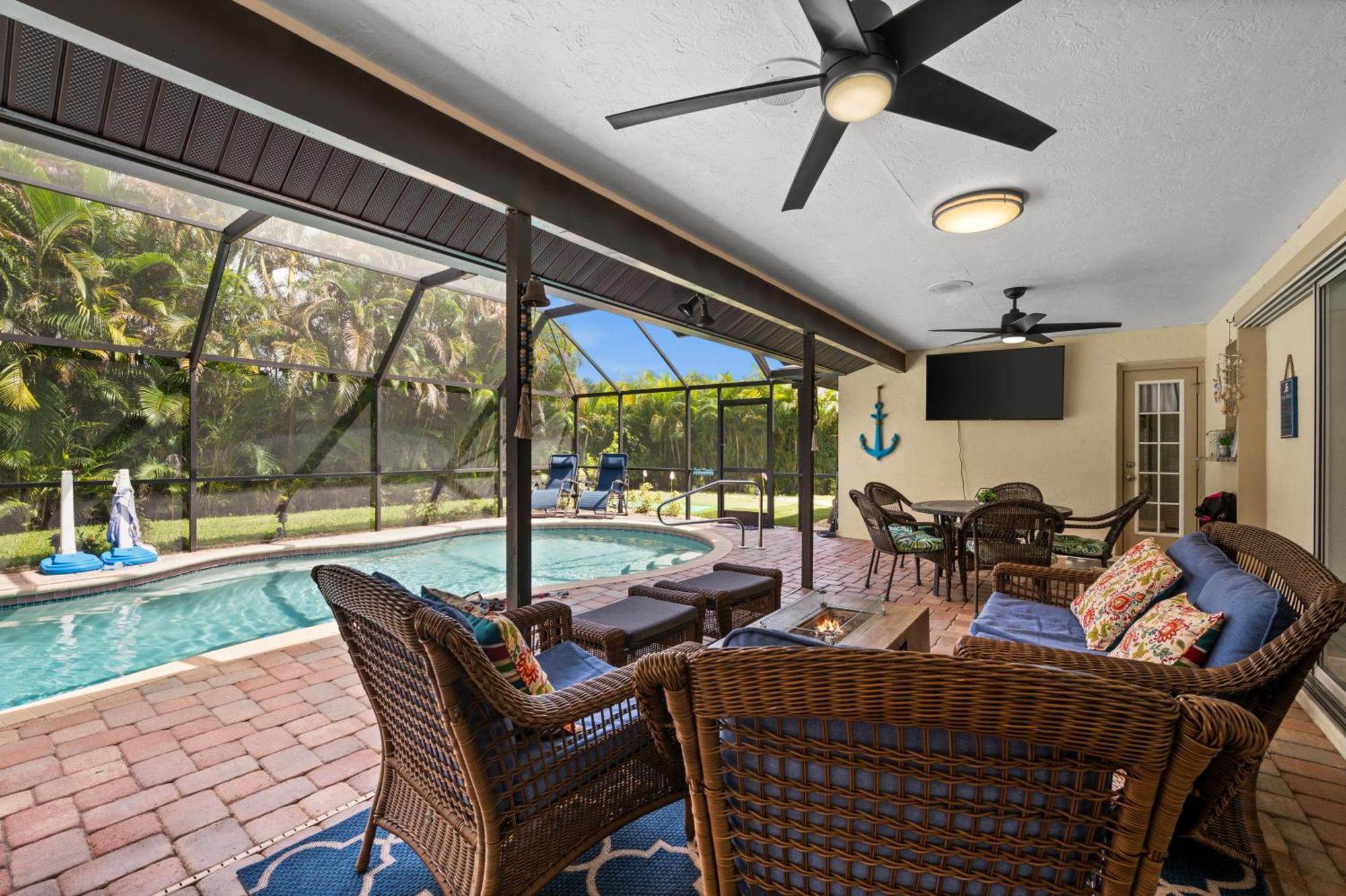 Sunny Oasis Getaway -heated Pool-mini Golf-near Holiday home