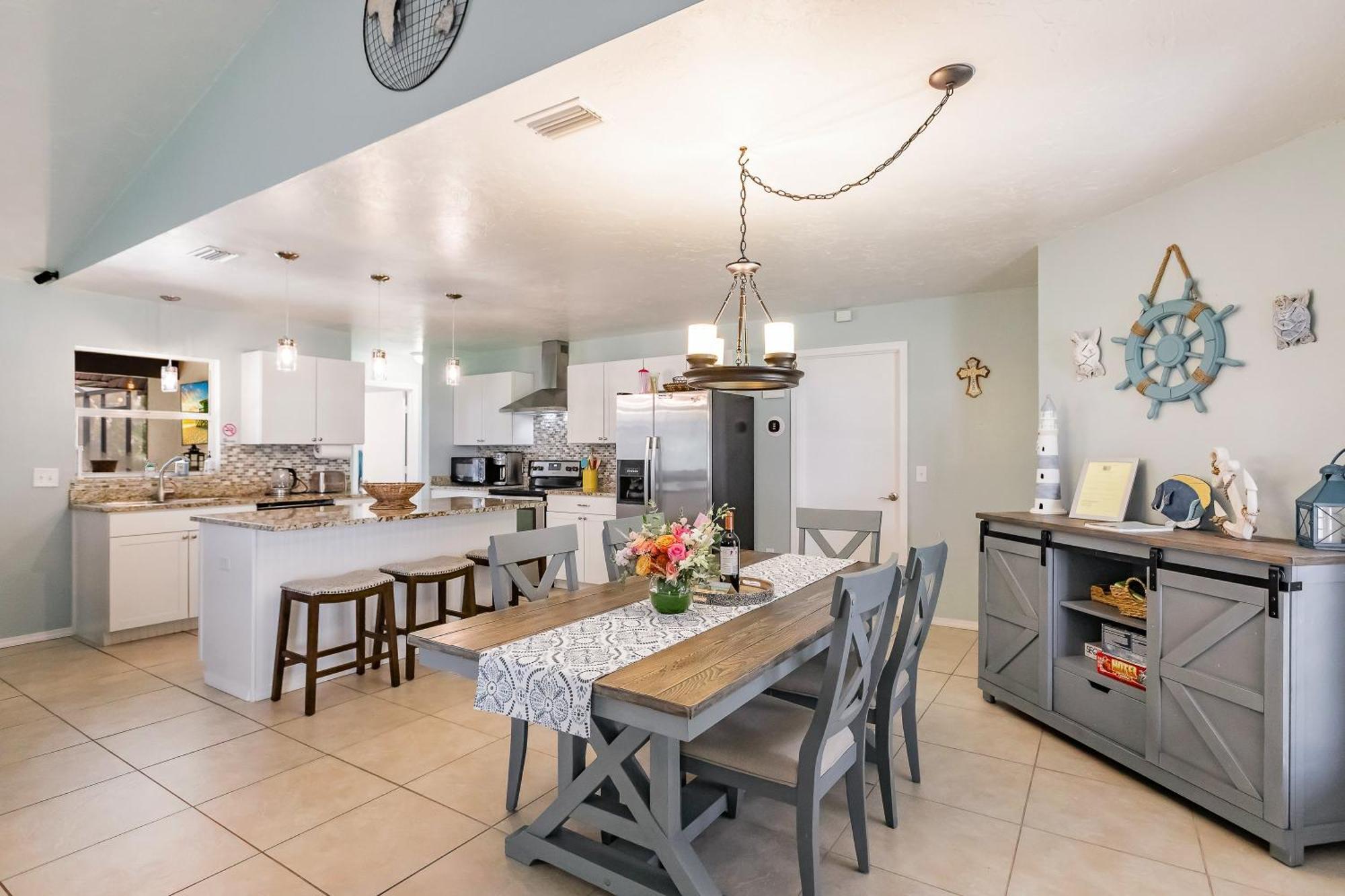 Sunny Oasis Getaway -heated Pool-mini Golf-near Holiday home