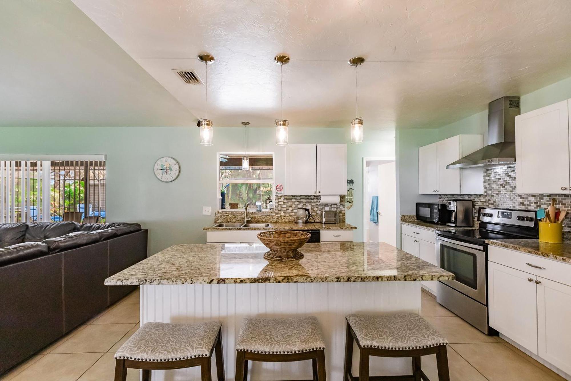 Sunny Oasis Getaway -heated Pool-mini Golf-near Holiday home