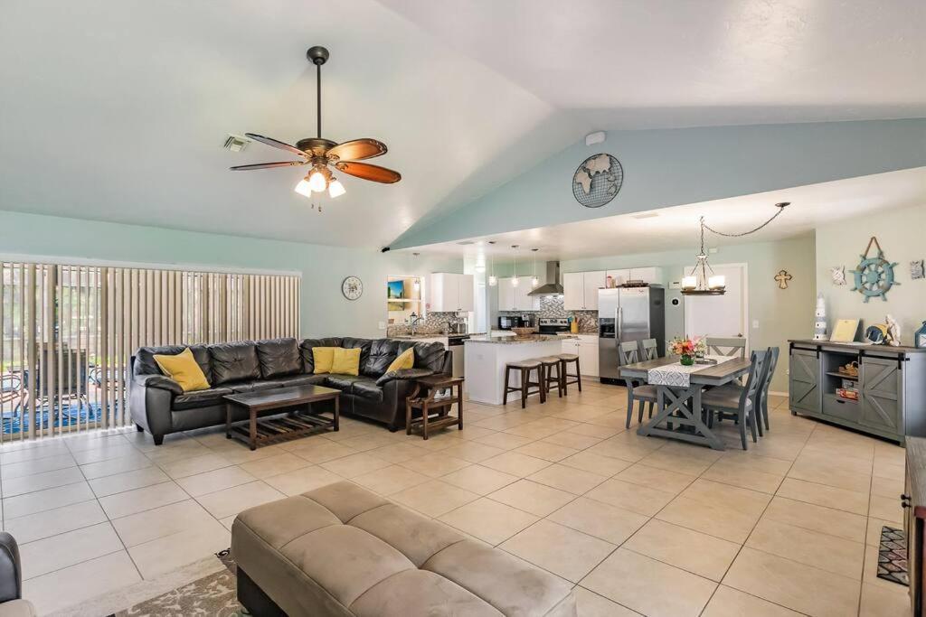 Sunny Oasis Getaway -heated Pool-mini Golf-near Hébergement de vacances