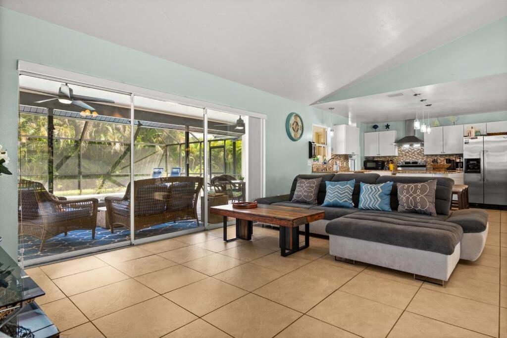 Sunny Oasis Getaway -heated Pool-mini Golf-near Hébergement de vacances